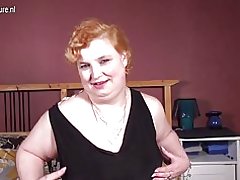 Lehibe tsy matihanina granny amin'ny favourite mainty kilalao